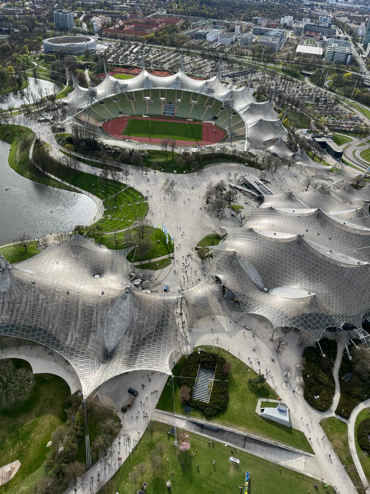 Strechy športových hál v symbióze so strechou štadióna