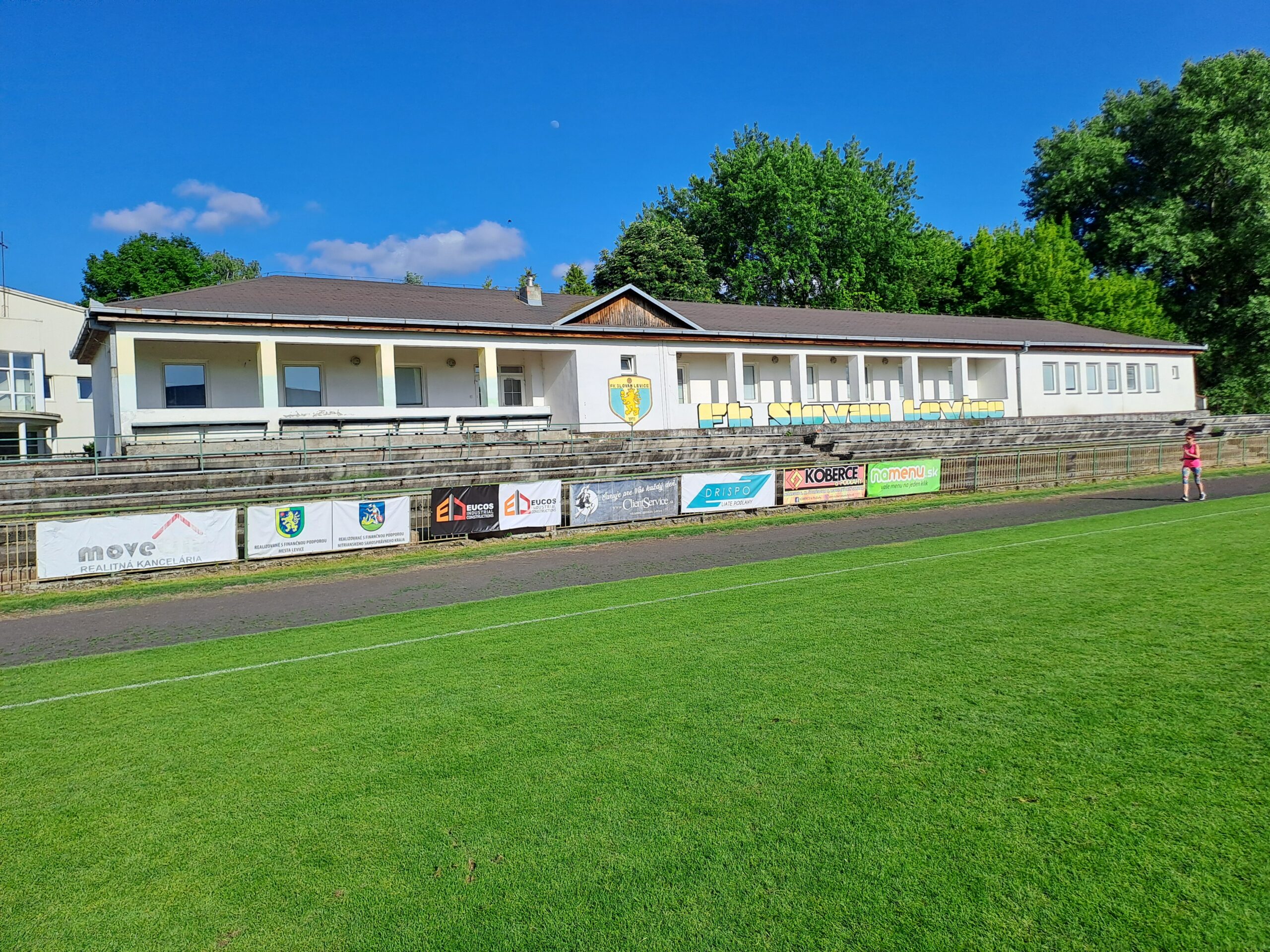 Levice: stará tribúna so zázemím