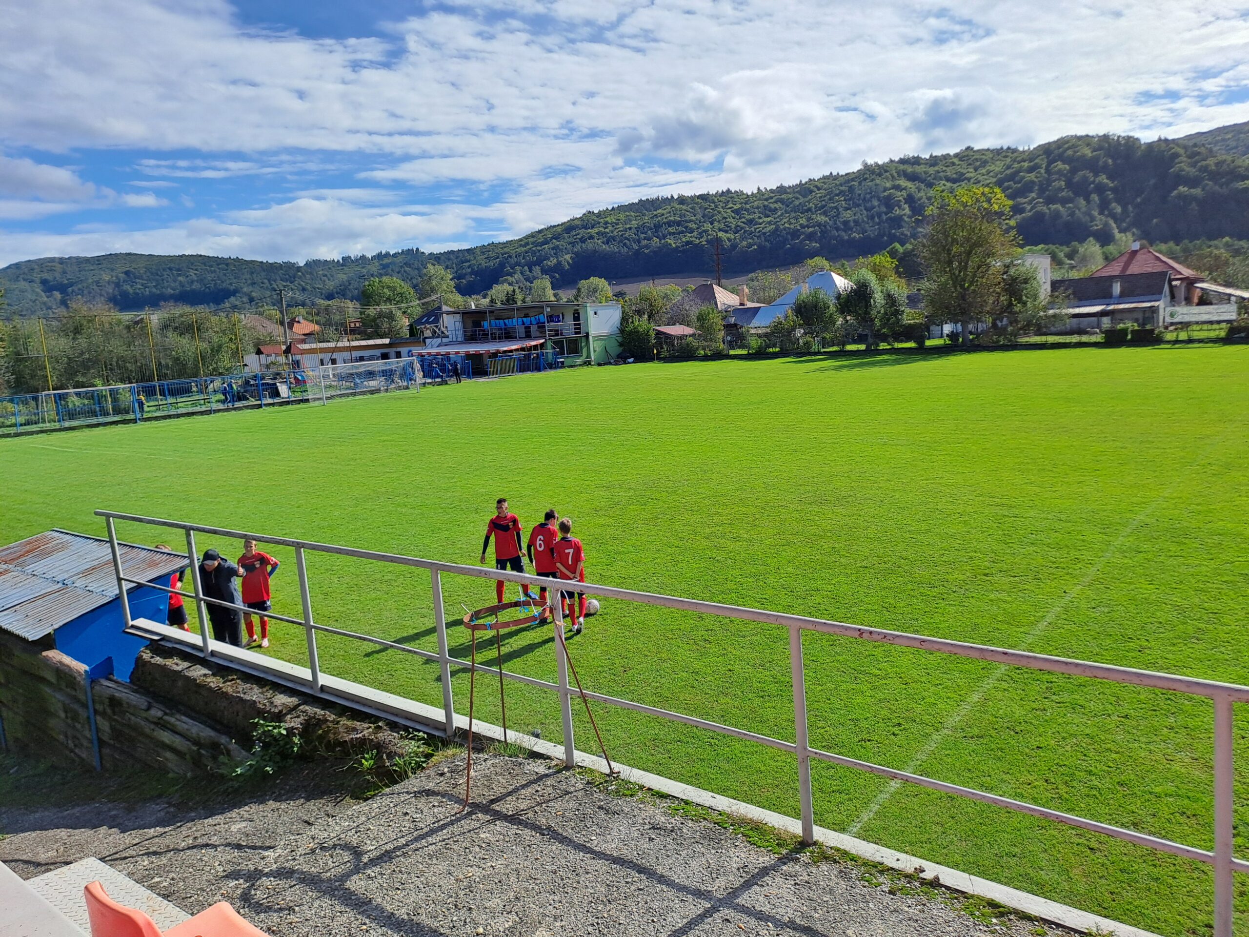 Výhľad naľavo z tribúny v Ľupči