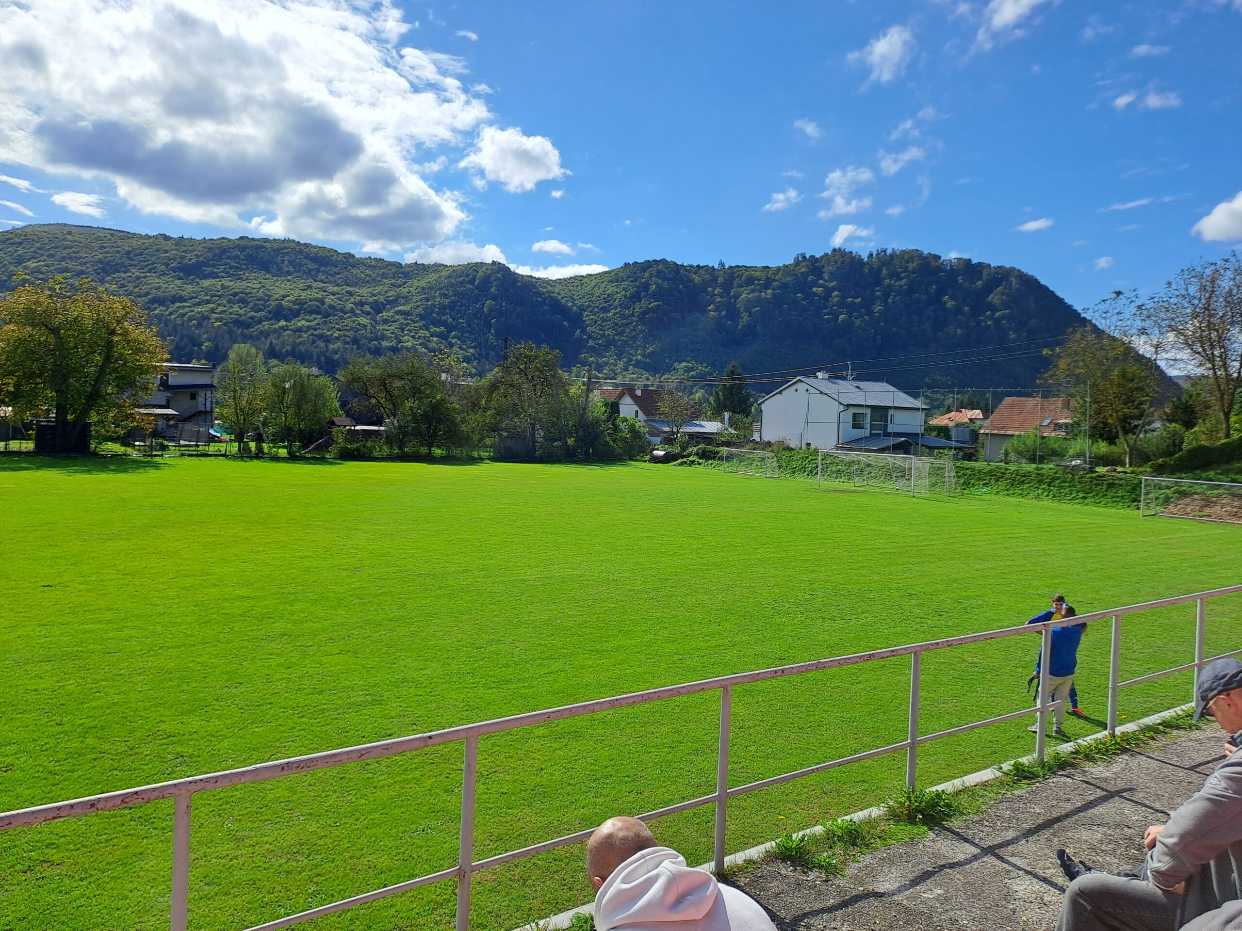 Výhľad napravo z tribúny v Ľupči